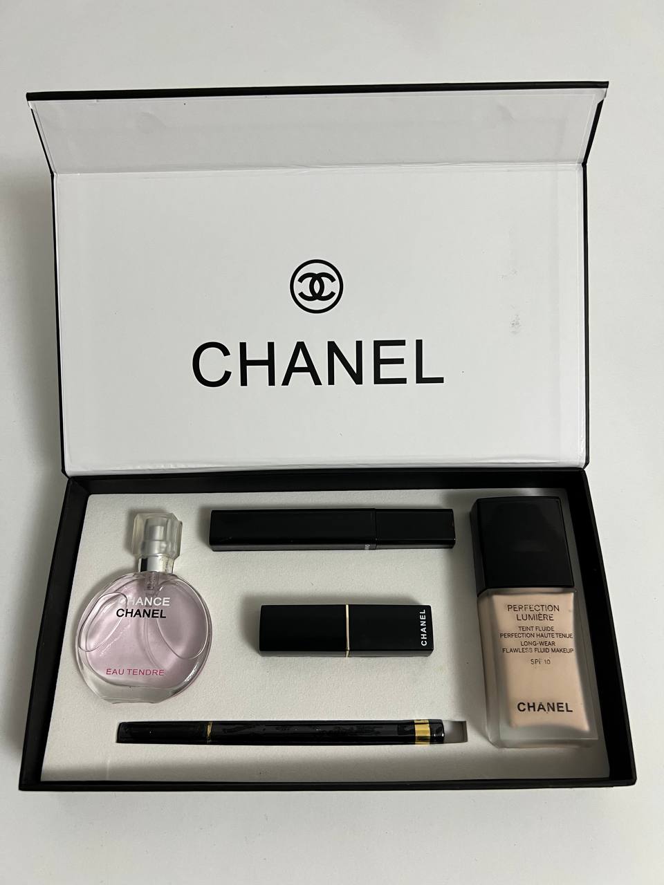 Set Chanel Beauty Essentials – 5 Produse Iconice (Parfum & Machiaj)